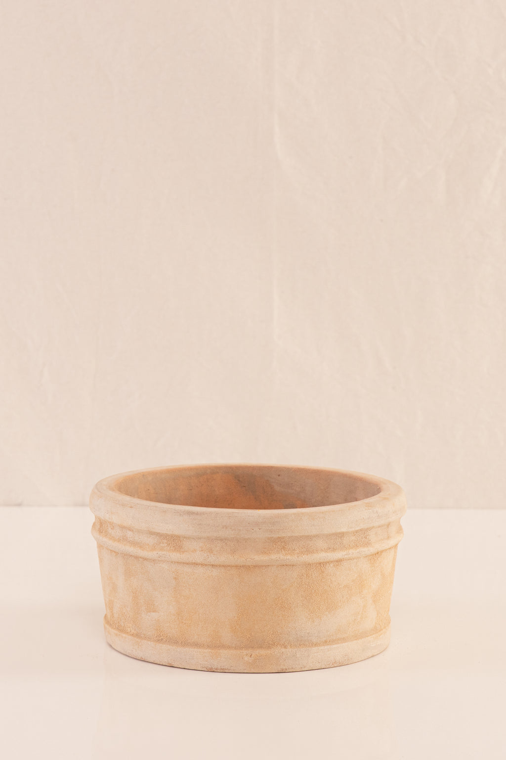 Combo 4 Mini Phalaenopsis + Vasija Pequeña de Concreto con Acabado de Barro