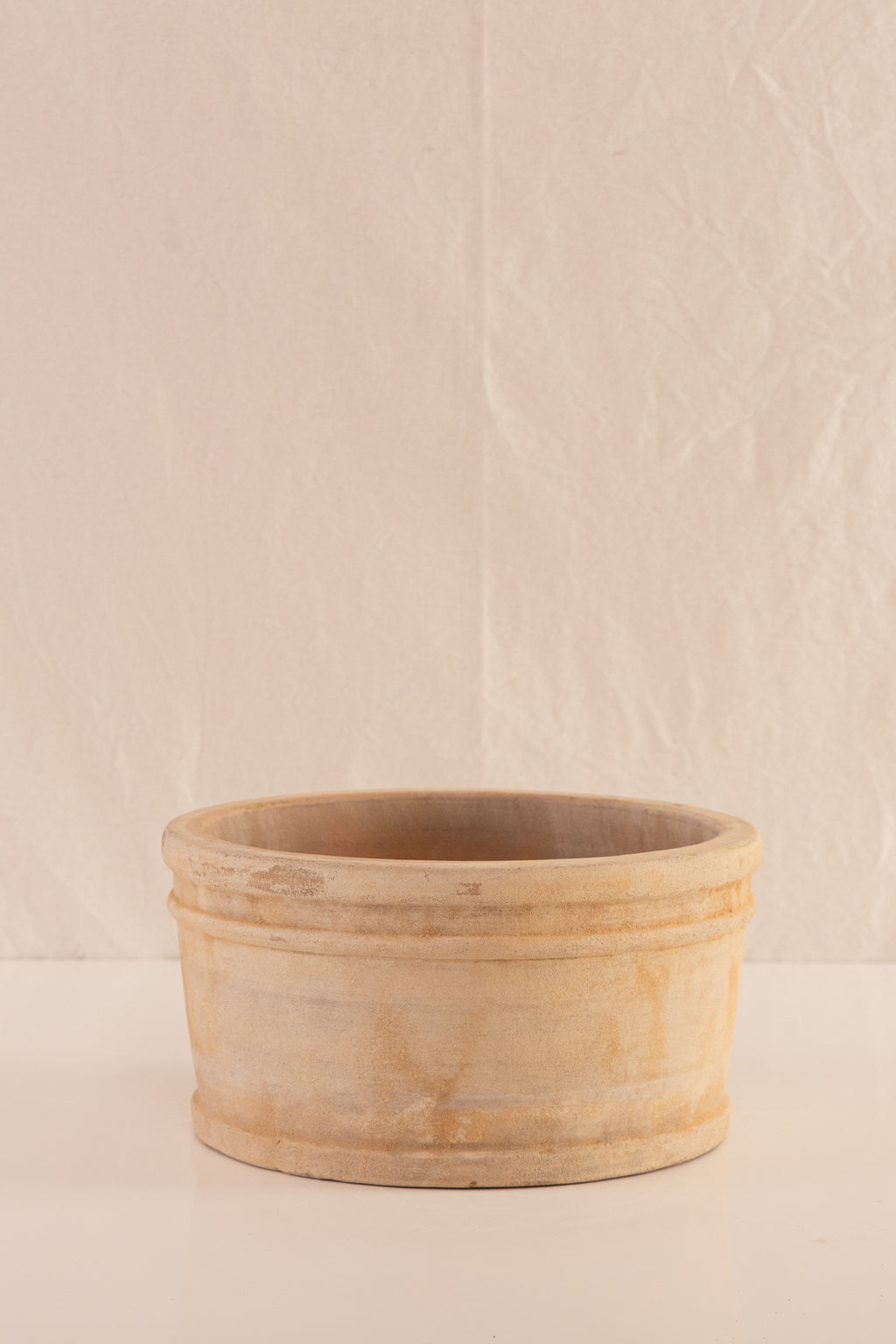 Combo 3 Phalaenopsis Grandes de 2 Tallos + Vasija Grande de Concreto con Acabado de Barro